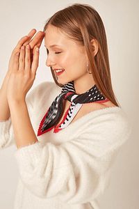 12315-1 Piliseli Geometrik Desenli Siyah Bandana Fular ürün fotoğrafı