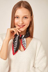 12315-1 Piliseli Geometrik Desenli Siyah Bandana Fular ürün fotoğrafı