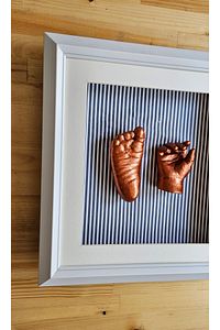 Çizgili Iç Fon Desenli Beyaz Çerçeve & 3d El Ve Ayak Heykel Seti Bakir Renk Boya Hediyeli ürün fotoğrafı