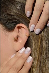 Gold Kelebek Tragus Piercing ürün fotoğrafı