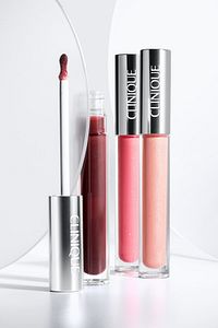 Pop Plush™ Kremsi Dudak Parlatıcısı - Renk: Strawberry Pop 3.4ml | Parlak Bitiş, Nemlendirici Etki ürün fotoğrafı