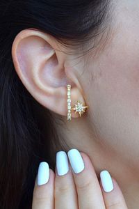 Kutup Yıldızı Detaylı Mini Incili Earcuff Sıkıştırma Kıkırdak Küpesi ürün fotoğrafı