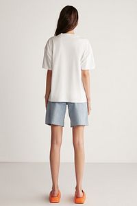 Jemmy Kadın %100 Organik Pamuk Relaxed Fit Yırtmaçlı Yuvarlak Yakalı Beyaz T-shirt ürün fotoğrafı