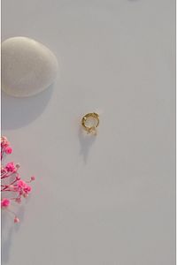 Gold Kelebek Tragus Piercing ürün fotoğrafı