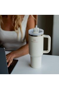 Stan Adv 40oz Qnchrh2.o Tm Tumb Crm Tnal Termos ürün fotoğrafı