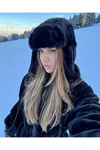 Kadın Siyah Ponponlu Kürklü Kulaklıklı Peluş Şapka Bere Bere1103 ürün fotoğrafı
