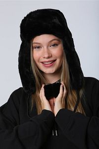 Kadın Siyah Ponponlu Kürklü Kulaklıklı Peluş Şapka Bere Bere1103 ürün fotoğrafı