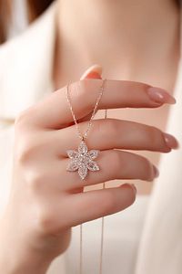 Işıklı Kutuda 925 Ayar Gümüş Lotus Çiçeği Kolyesi Rose Gold ürün fotoğrafı