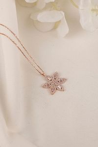 Işıklı Kutuda 925 Ayar Gümüş Lotus Çiçeği Kolyesi Rose Gold ürün fotoğrafı