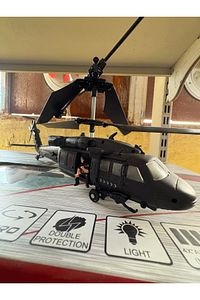 Kumandalı askeri atak helikopteri ürün fotoğrafı