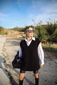 Kadın Siyah V Yaka Yırtmaçlı Süveter Ön Boy 65 Cm Arka Boy 70 Cm En 50 Cmdir Triko Süveter ürün fotoğrafı