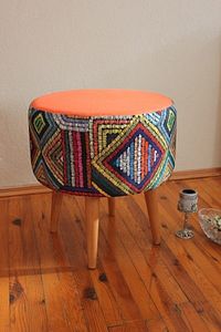 Webpanya Retro Gürgen Ahşap Ayaklı Dekoratif Etnik Üst Kiremit Desenli Silindir Puf Bench ürün fotoğrafı