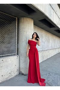 Ewo Kuyruklu Tek Omuz Abiye Kırmızı ürün fotoğrafı