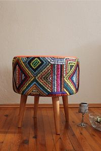 Webpanya Retro Gürgen Ahşap Ayaklı Dekoratif Etnik Üst Kiremit Desenli Silindir Puf Bench ürün fotoğrafı
