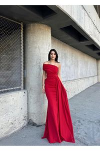 Ewo Kuyruklu Tek Omuz Abiye Kırmızı ürün fotoğrafı