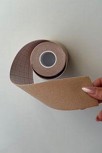 Göğüs Dikleştirici Ve Şekillendirici Bant Ten Rengi 5 Cm X 5 Metre ürün fotoğrafı