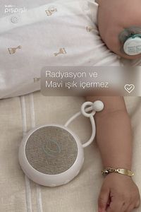 Beyaz Gürültülü Uyku Yardımcısı Kırmızı Fularlı ürün fotoğrafı