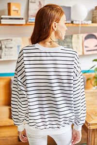 Kadın Beyaz Siyah Çizgili Basic Yumuşak Dokulu Salaş Sweatshirt SWT-19000457 ürün fotoğrafı