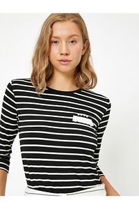 Pul Detaylı T-shirt ürün fotoğrafı