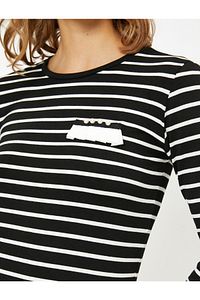 Pul Detaylı T-shirt ürün fotoğrafı