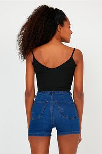 Kadın Siyah Scuba Kumaş Ön Arka V Yaka Ip Askılı Crop Top ürün fotoğrafı