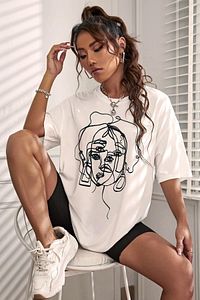 Kadın Beyaz Yüz Baskı Detaylı Oversize T-shirt ürün fotoğrafı