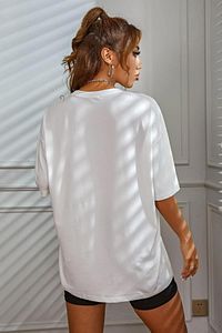 Kadın Beyaz Yüz Baskı Detaylı Oversize T-shirt ürün fotoğrafı