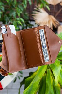 Envelope Telefon Ve Bozuk Para Bölmeli Zarf Model Taba Kadın Cüzdan ürün fotoğrafı