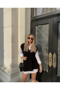 Siyah V Yaka Yırtmaçlı Süveter ürün fotoğrafı