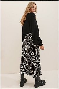 Kadın Siyah Yüksek Bel Yırtmaçlı Midi Boy Etek (ZEBRA) ürün fotoğrafı
