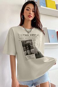Kadın Bej The 1997 Baskılı Oversize T-shirt ürün fotoğrafı