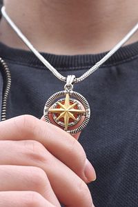 Pusula Kutup Yıldızlı Örme Zincir Çelik Kolye ( Gold Ayrıntılı) ürün fotoğrafı