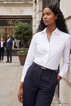 Tudors Kadın Slim Fit Dar Kesim Vücuda Oturan Uzun Kollu Gizli Düğme Detaylı Beyaz Basic Gömlek