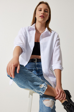 Happiness İstanbul Kadın Beyaz Oversize Uzun Basic Gömlek DD00842