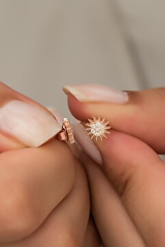 NEREZE 925 Ayar Gümüş Minik Rose Zirkon Taşlı Güneş Küpe