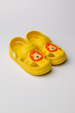 The Red Kids Aslan Figürlü Kaydırmaz Yumuşak Taban Terlik Sarı