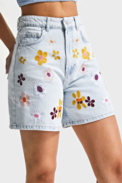 it's basic Kadın Ice Kot Rengi 3s5-3 Renkli Çiçek Nakışlı Midi Boy Rahat Kesim %100 Koton Tasarım Denim Şort