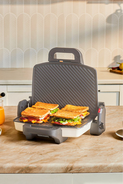 Karaca Swiss Izgara ve Tost Makinesi 1800 W 4 Dilim Kapasiteli