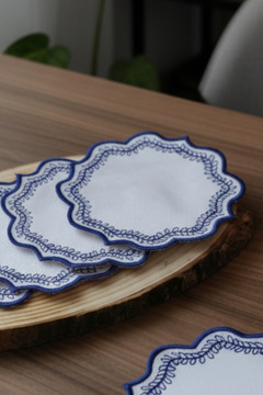 e-Bizz Store 6 Adet Keten Kumaş Üzeri Yaprak Desen Nakışlı Kahve Yanı Kokteyl Peçetesi & Bardak Altlığı Mavi