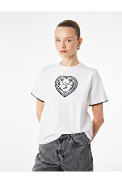 Koton Slim Fit Kısa Kollu Bisiklet Yaka Nakış İşlemeli Kalpli Tişört