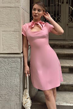 Swist Pembe Kısa Kol Boyun Bağlama Detay Kare Yaka Belden Oturtmalı Kadın Mini Elbise