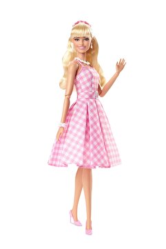 Barbie ® Filmi Bebeği, Koleksiyona uygun pötikare pembe elbiseli Margot Robbie Barbie rolünde HPJ96