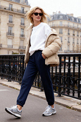 بنطال رياضي فضفاض من الصوف المحبوك باللون الأزرق الداكن TWOAW23EA00151