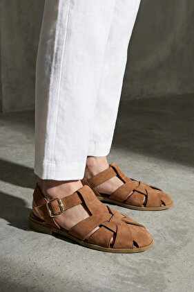 Hellbraune Wildleder-Damensandalen mit flacher Sohle und runder Zehenpartie TAKSS25SD00059