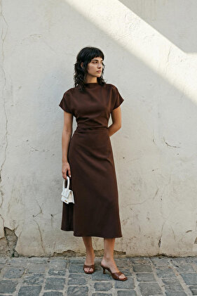 فستان منسوج بطول متوسط ​​ومزين بياقة على شكل حرف A باللون البني TWOAW25EL00393