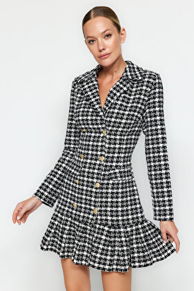 فستان منسوج من التويد بتنورة سوداء وأزرار منتفخة TWOAW23EL00870