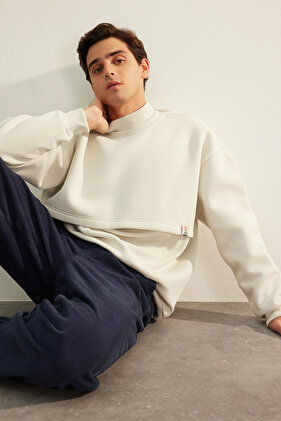 إصدار محدود من البلوز السميك ذو الحجم الكبير/الواسع مع ملصق من الصوف من الداخل TMNAW24SW00228