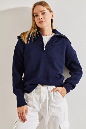 Damski sweter z dzianiny zapinany na zamek i golf