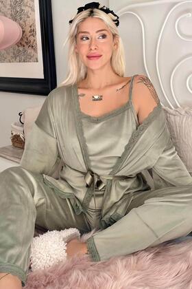 طقم بيجامة نسائي مخملي حصري من Green Gage مع رداء