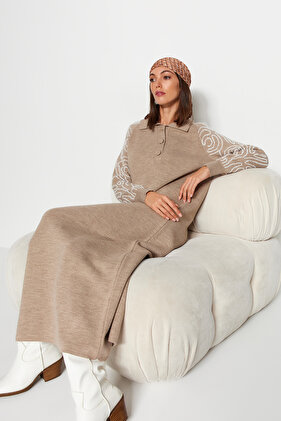 فستان تريكو منقوش بأكمام وياقة بولو من فرو المنك TCTAW24EB00129